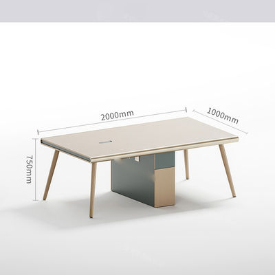 La salle de réunion moderne de l'entreprise rendue parfaite avec une table de conférence simple et moderne