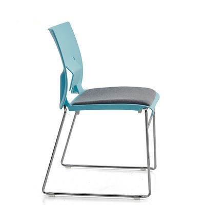 Type métallique Autre chaise de conférence en plastique en PP ergonomique avec conception courbe confortable