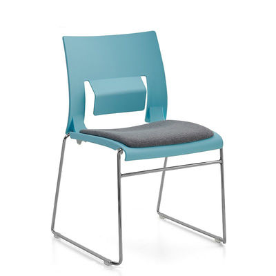 Type métallique Autre chaise de conférence en plastique en PP ergonomique avec conception courbe confortable