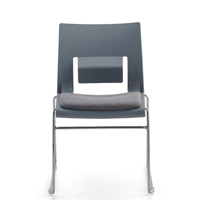 Type métallique Autre chaise de conférence en plastique en PP ergonomique avec conception courbe confortable