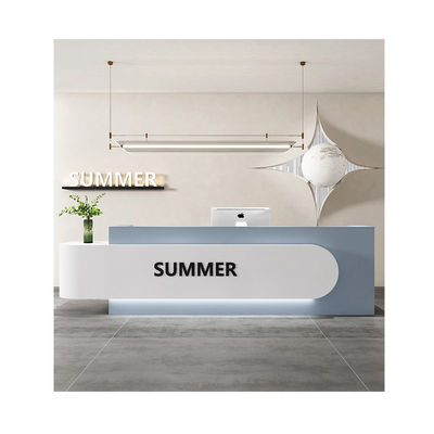 Armoire de rangement de tiroir pour organisé et bureau de réception dans le salon de beauté ou magasin de vêtements