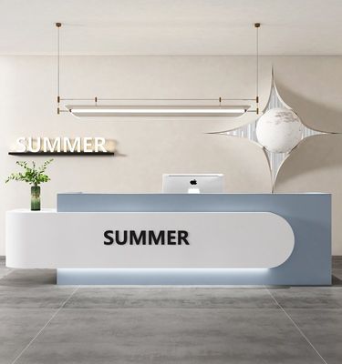 Armoire de rangement de tiroir pour organisé et bureau de réception dans le salon de beauté ou magasin de vêtements