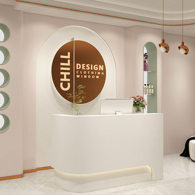Un bureau de service de consultation courbe pour le salon d'ongles
