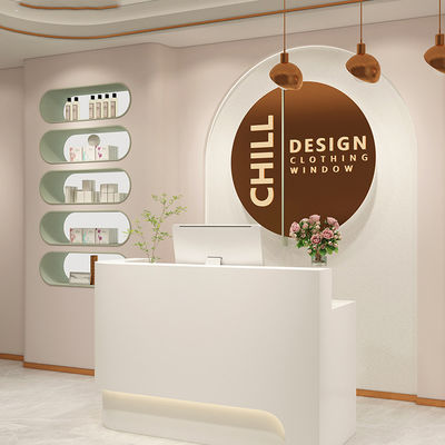 Un bureau de service de consultation courbe pour le salon d'ongles