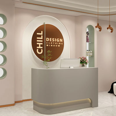 Un bureau de service de consultation courbe pour le salon d'ongles