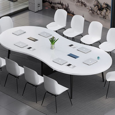 Table et chaise de formation modernes pour des négociations productives dans les salles de conférence