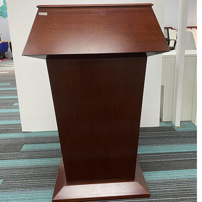 Maître de cérémonies élégant qui parle Podium de bureau pour une simple réception moderne