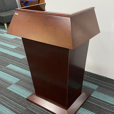 Maître de cérémonies élégant qui parle Podium de bureau pour une simple réception moderne