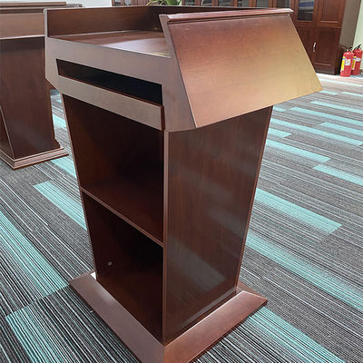 Maître de cérémonies élégant qui parle Podium de bureau pour une simple réception moderne