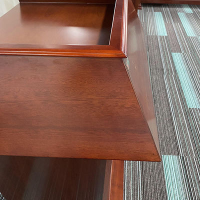 Maître de cérémonies élégant qui parle Podium de bureau pour une simple réception moderne