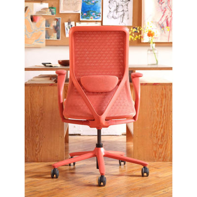 Design ergonomique de la chaise de bureau pour un dossier sédentaire confortable et des jeux PC pivotants