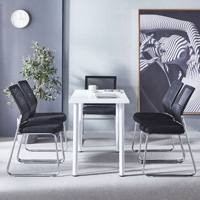 Chaise empilable avec durabilité et fonctionnalité