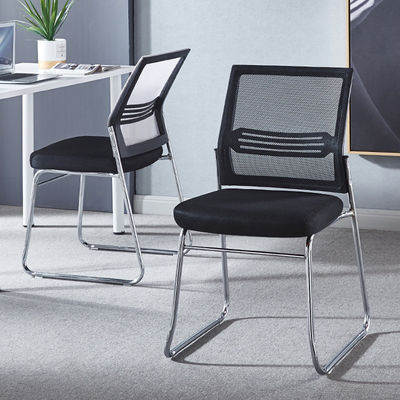 Chaise empilable avec durabilité et fonctionnalité