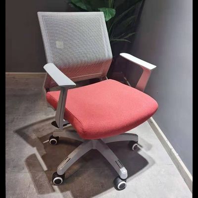 Chaise pivotante de bureau en maille ergonomique de design moderne pour le confort et la durabilité du personnel