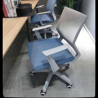 Chaise pivotante de bureau en maille ergonomique de design moderne pour le confort et la durabilité du personnel