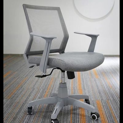 Chaise pivotante de bureau en maille ergonomique de design moderne pour le confort et la durabilité du personnel