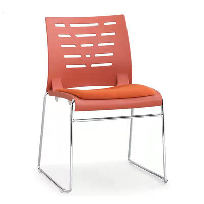 Chaise de salle de réunion de bureau à bras fixes en PP avec conception empilable et couleur optionnelle