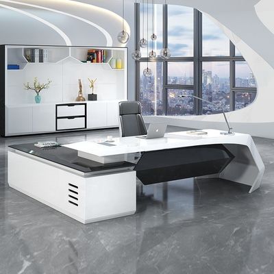 Grand bureau en laque personnalisable parfait pour les gestionnaires et les superviseurs au bureau