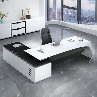 Grand bureau en laque personnalisable parfait pour les gestionnaires et les superviseurs au bureau