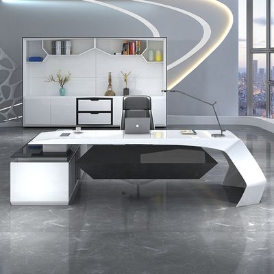 Grand bureau en laque personnalisable parfait pour les gestionnaires et les superviseurs au bureau
