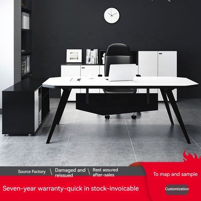 Bureau et chaise moderne pour une seule personne Meubles élégants pour l'espace de travail du directeur
