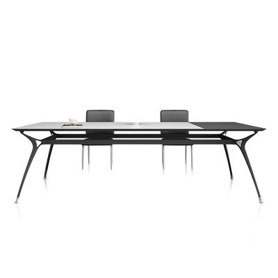 Bureau d'affaires avec petite structure en acier et tableau de gestion en bois