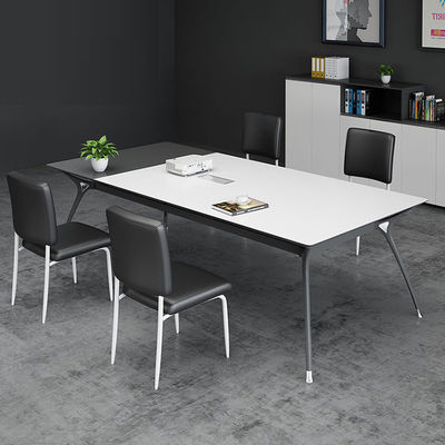 Bureau d'affaires avec petite structure en acier et tableau de gestion en bois
