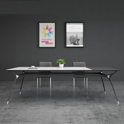 Bureau d'affaires avec petite structure en acier et tableau de gestion en bois