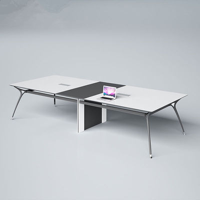 Bureau d'affaires avec petite structure en acier et tableau de gestion en bois