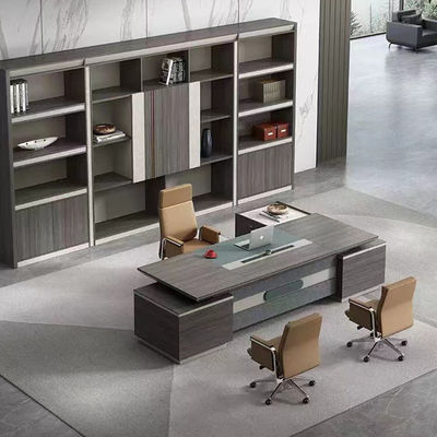 Chef du centre commercial, meubles de bureau avec armoires latérales et bureau en forme de L.
