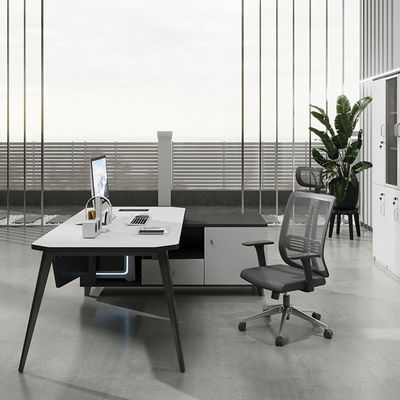 Bureau de bureau en forme de L en bois exécutif dans un style moderne pour le poste de travail exécutif du PDG