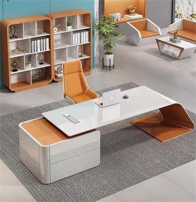 Tableau de bureau moderne pour le chef de la direction