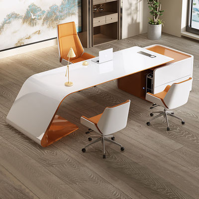Tableau de bureau moderne pour le chef de la direction