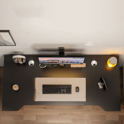 Créez l'espace de travail et de jeu parfait avec un bureau de jeu RGB de design contemporain