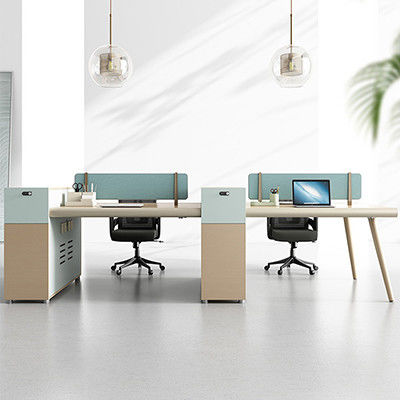 Des bureaux et des chaises personnalisables Combinaison pour quatre personnes