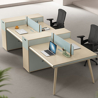 Des bureaux et des chaises personnalisables Combinaison pour quatre personnes