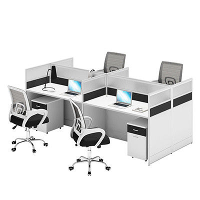 Modernité dans le mobilier de bureau Quatre bureaux et chaises pour un lieu de travail simple