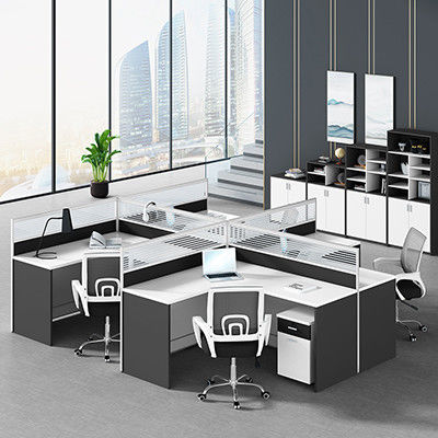 Modernité dans le mobilier de bureau Quatre bureaux et chaises pour un lieu de travail simple