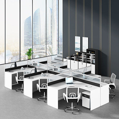 Modernité dans le mobilier de bureau Quatre bureaux et chaises pour un lieu de travail simple