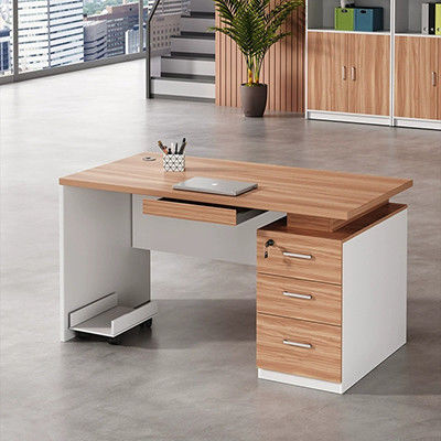 Combinaison de bureau et de chaise pour une station de travail d'écriture moderne simple