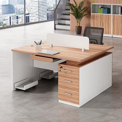 Combinaison de bureau et de chaise pour une station de travail d'écriture moderne simple