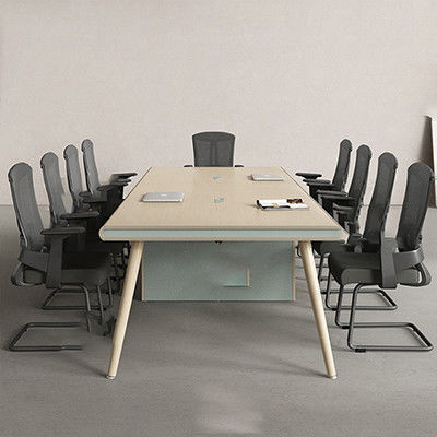 La salle de réunion moderne de l'entreprise rendue parfaite avec une table de conférence simple et moderne