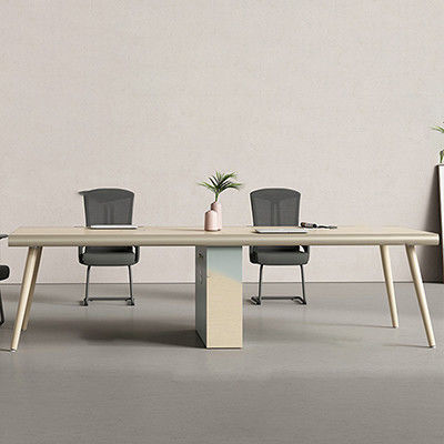 La salle de réunion moderne de l'entreprise rendue parfaite avec une table de conférence simple et moderne