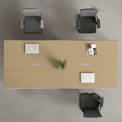 La salle de réunion moderne de l'entreprise rendue parfaite avec une table de conférence simple et moderne