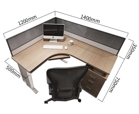 Un ordinateur de bureau simple et modulaire, une station de travail pour 2 personnes, 4 personnes et 6 personnes