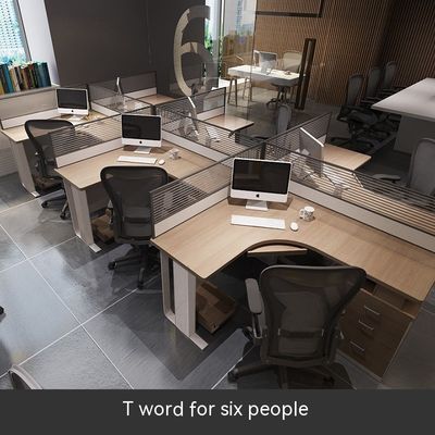 Un ordinateur de bureau simple et modulaire, une station de travail pour 2 personnes, 4 personnes et 6 personnes