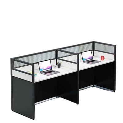 Tableaux et chaises pour le personnel du bureau du supermarché