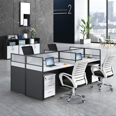 Tableaux et chaises pour le personnel du bureau du supermarché