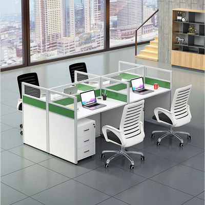Tableaux et chaises pour le personnel du bureau du supermarché