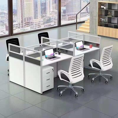 Tableaux et chaises pour le personnel du bureau du supermarché